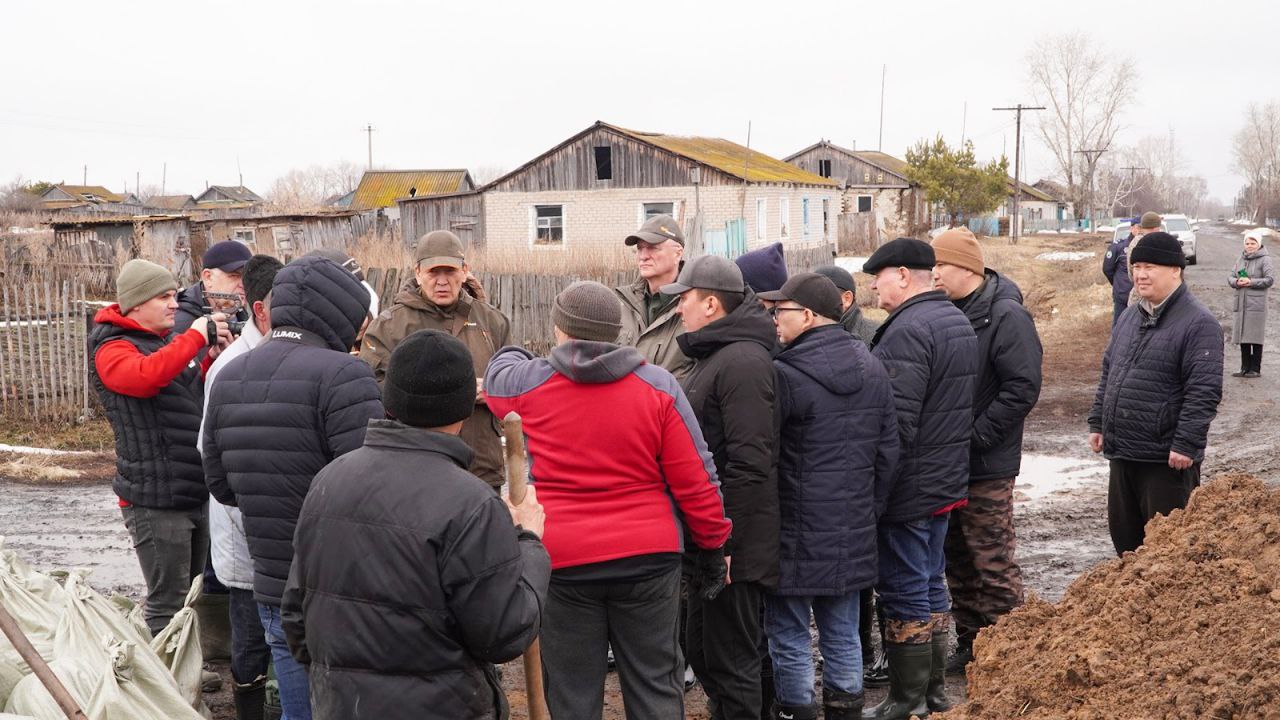 Противопаводковые меры в Кызылжарском районе проверил аким СКО вместе с первым заместителем Премьер-министра. Они продолжили рабочие объезды по области, сообщает «Законопослушный гражданин».