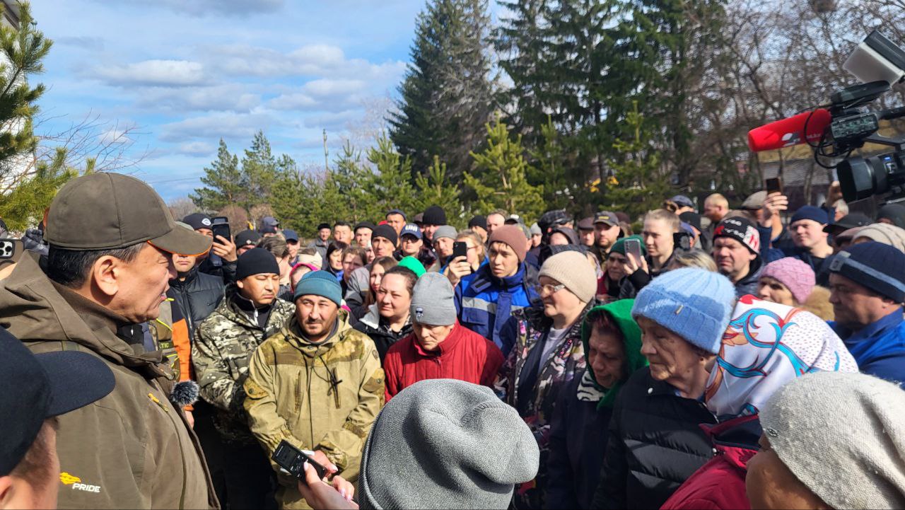 Жители "отрезанного" водой села встретились с акимом СКО 