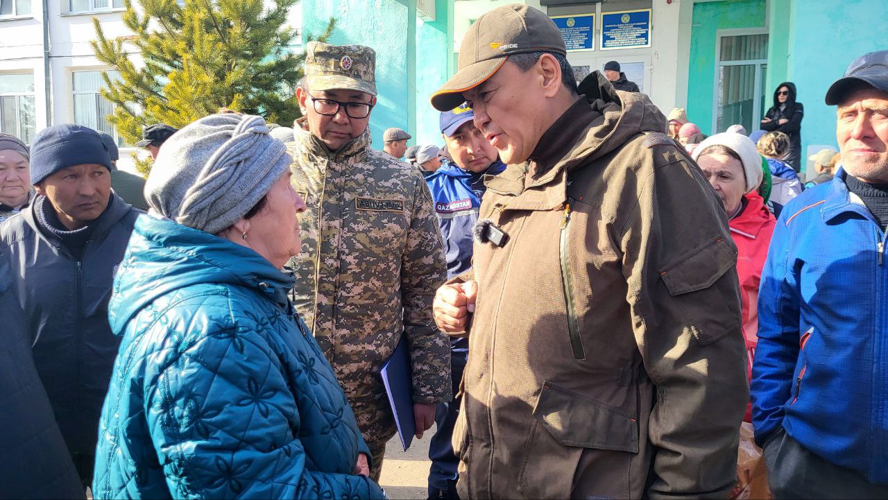 Жители "отрезанного" водой села встретились с акимом СКО 