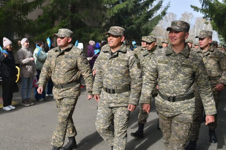 Военнослужащих за помощь в борьбе с паводком поблагодарил аким СКО