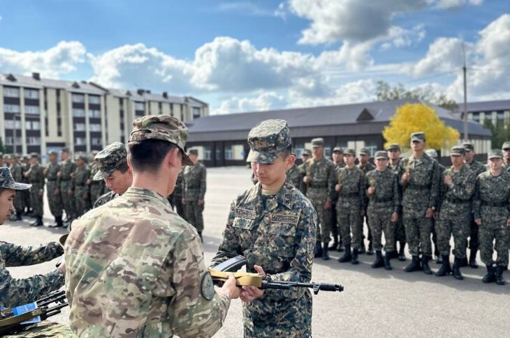 Боевое оружие вручили курсантам Академии в Петропавловске