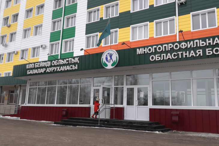 Пострадавшие из-за падения штукатурки дети остаются в больнице Петропавловска