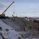 Бетонными плитами укрепляют дамбу в Петропавловске 