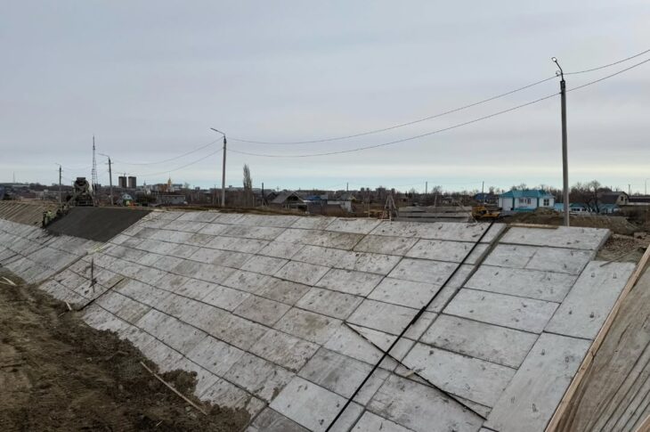 Бетонными плитами укрепляют дамбы в СКО