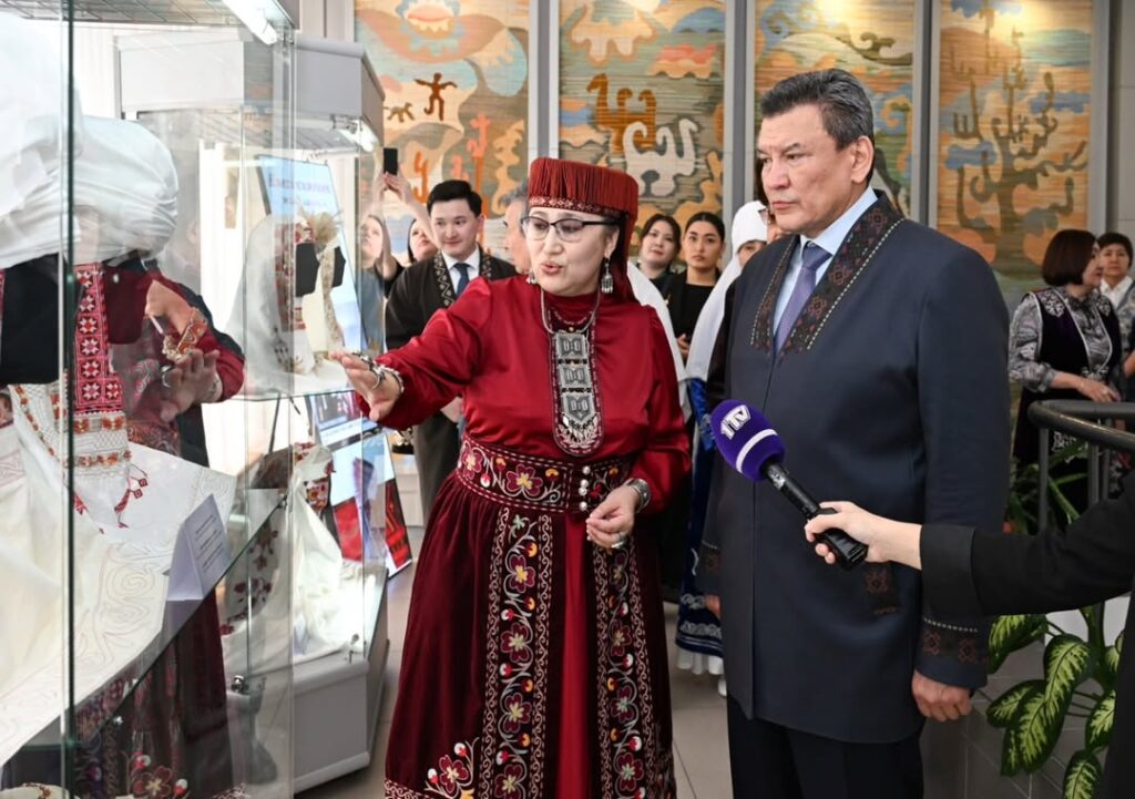 Выставку «Киелі кимешек» посетил аким СКО