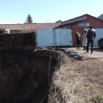 Частный дом может сползти в обрыв в Петропавловске