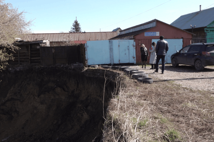 Частный дом может сползти в обрыв в Петропавловске