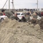 Дамбу укрепляют в селе Тепличном
