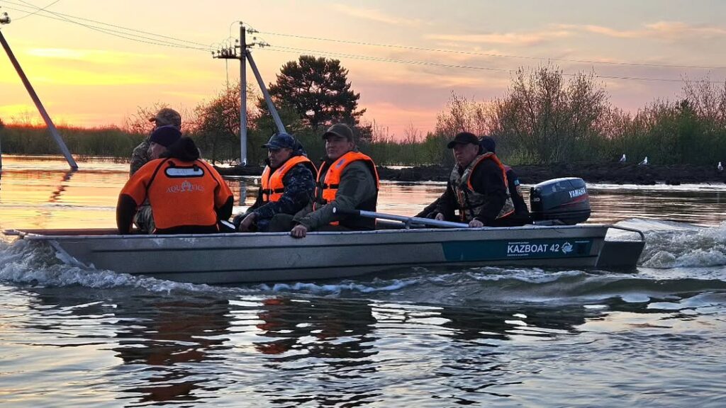 В окруженный водой Заречный приехал аким СКО