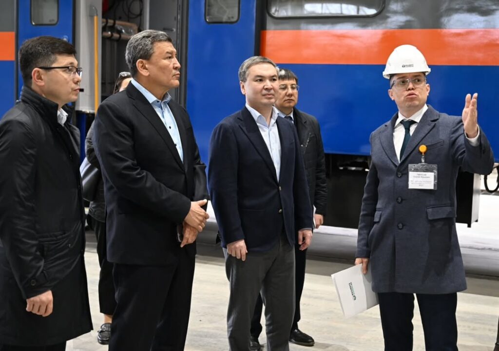 Вагоны и теплицы показали министру промышленности в СКО