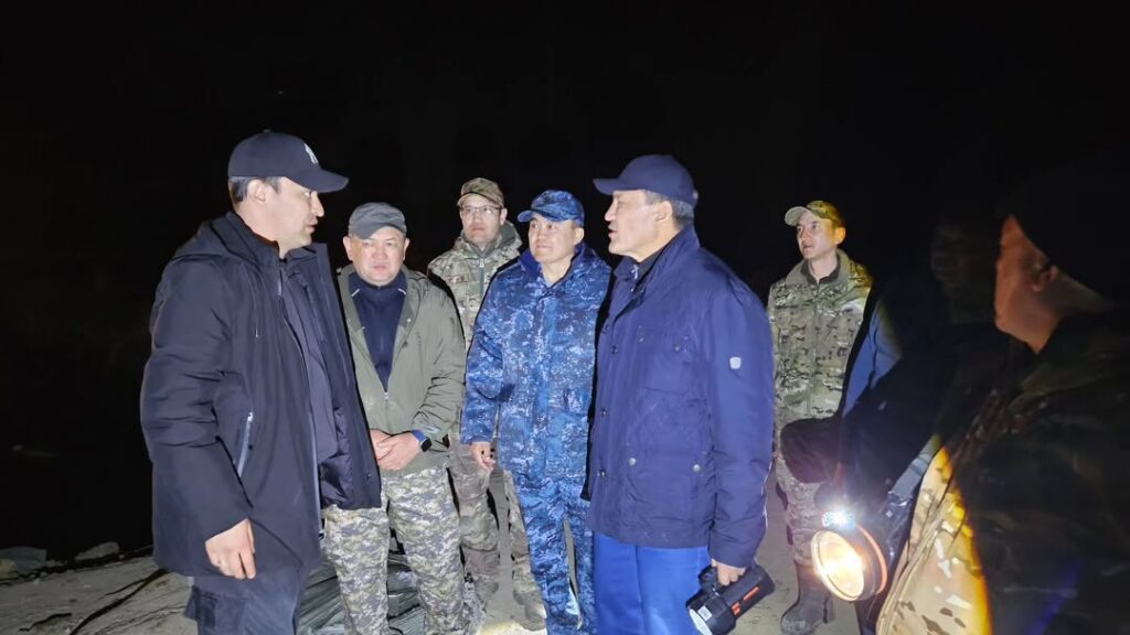 Водолазы помогают укреплять дамбу в Тепличном