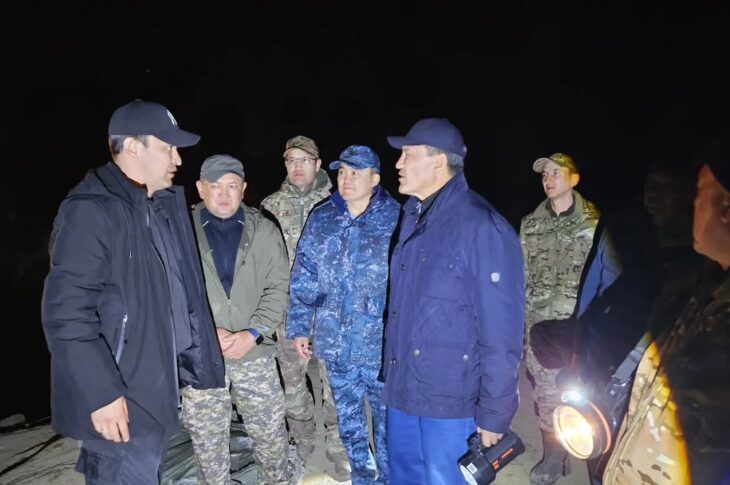 Водолазы помогают укреплять дамбу в Тепличном