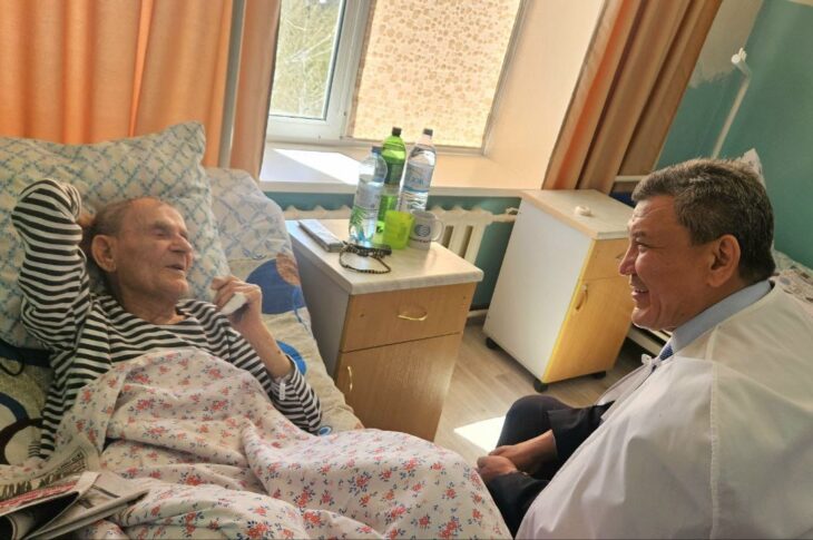 Аким СКО навестил в больнице ветерана Василия Макиенко