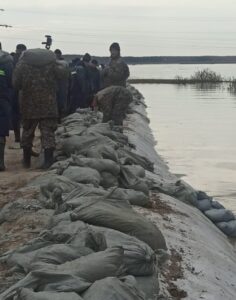 Дамбу укрепляют в селе Тепличном