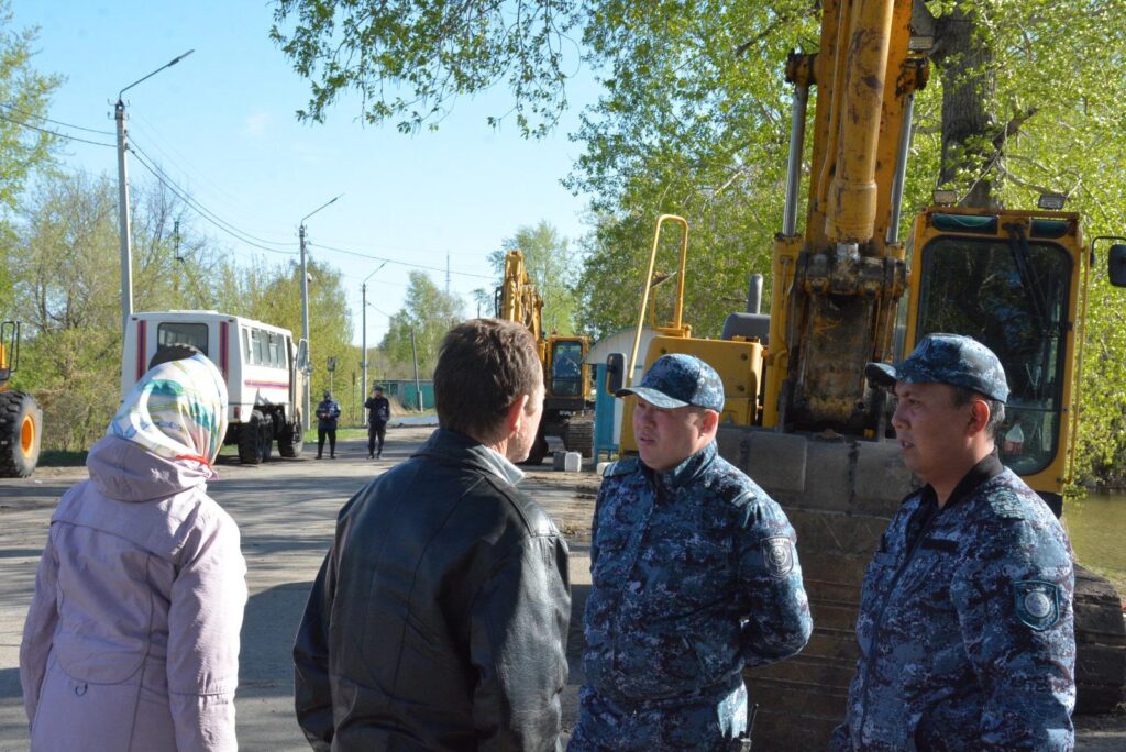 Полицейские круглосуточно дежурят в подтопленном Заречном