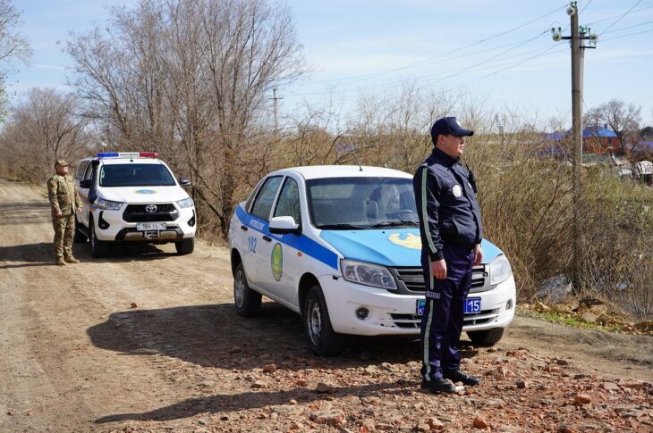 На вахтовках перевозят жителей Заречного в Петропавловске