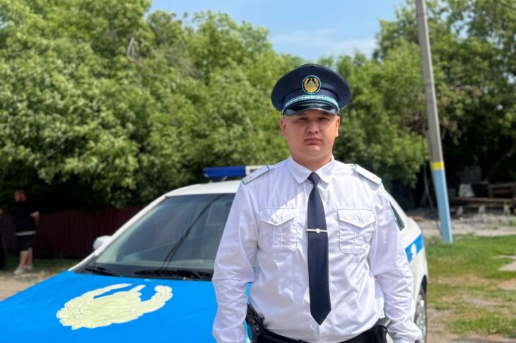 Полицейский вытащил сельчанина из горящего дома в СКО