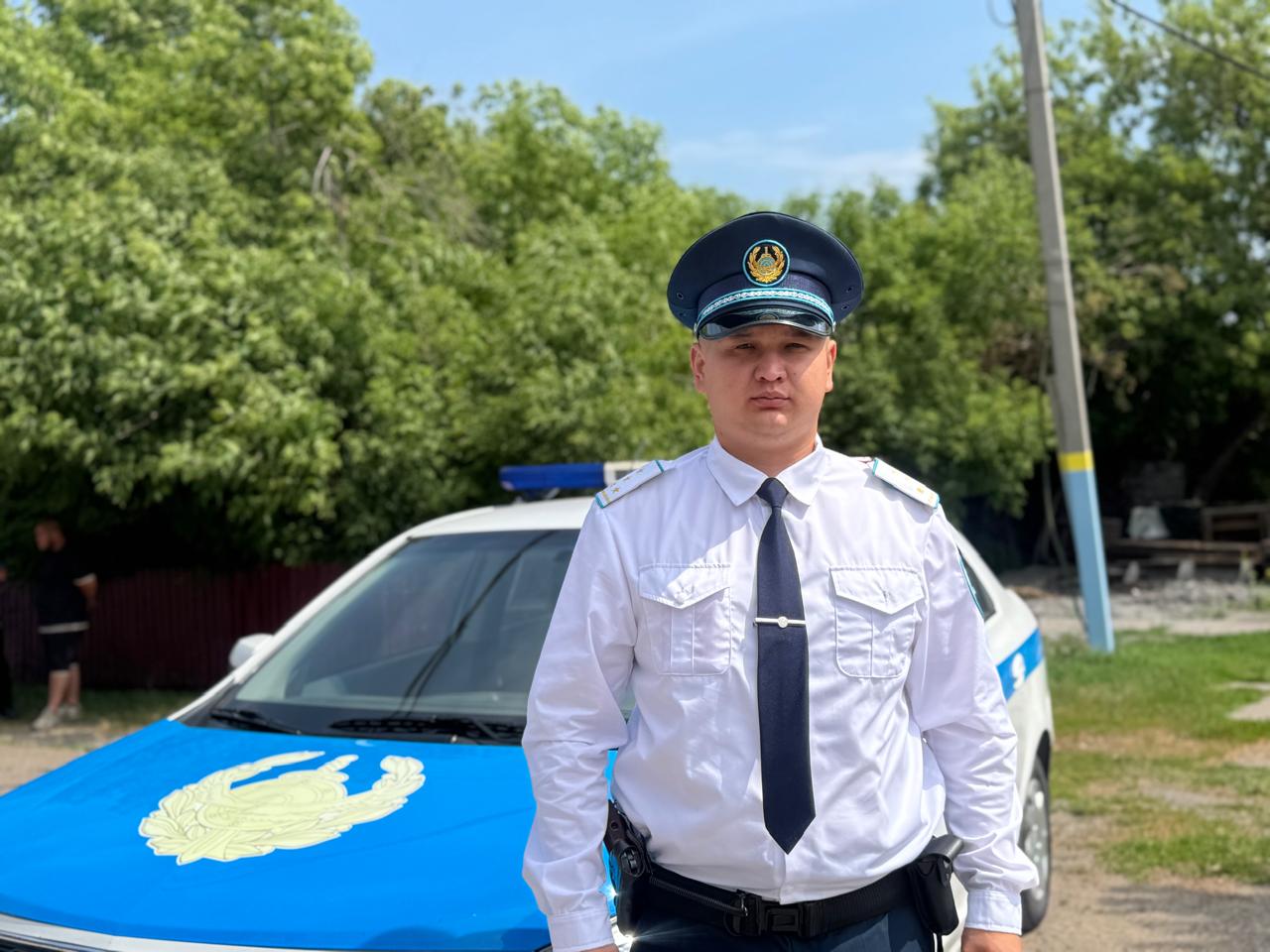 Полицейский вытащил сельчанина из горящего дома в СКО