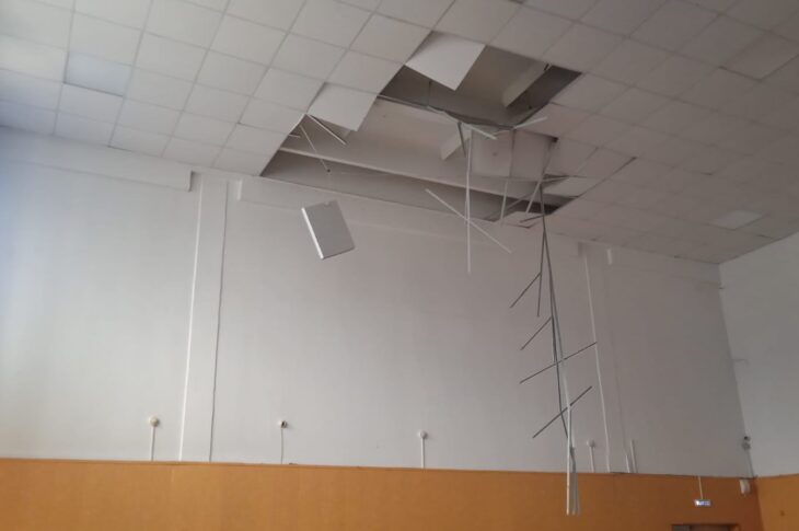 Потолочная обшивка рухнула в школе Петропавловска
