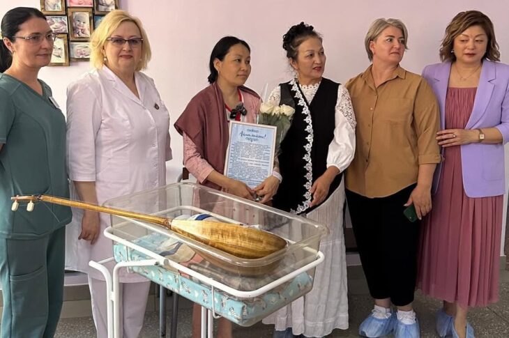 Домбру подарили новорожденному в СКО