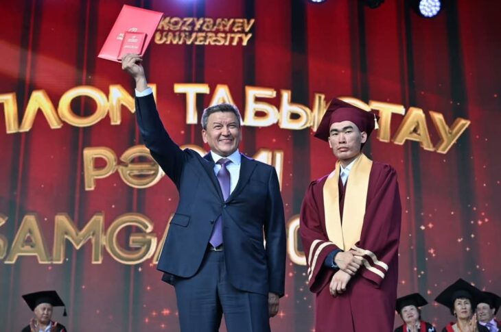Лучшим выпускникам вуза вручил дипломы аким СКО