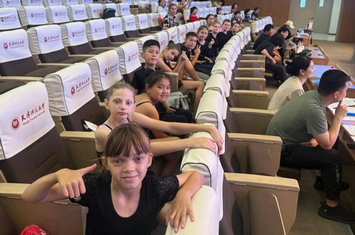 Аким СКО поздравил Sensitive с выступлением на сцене ШОС