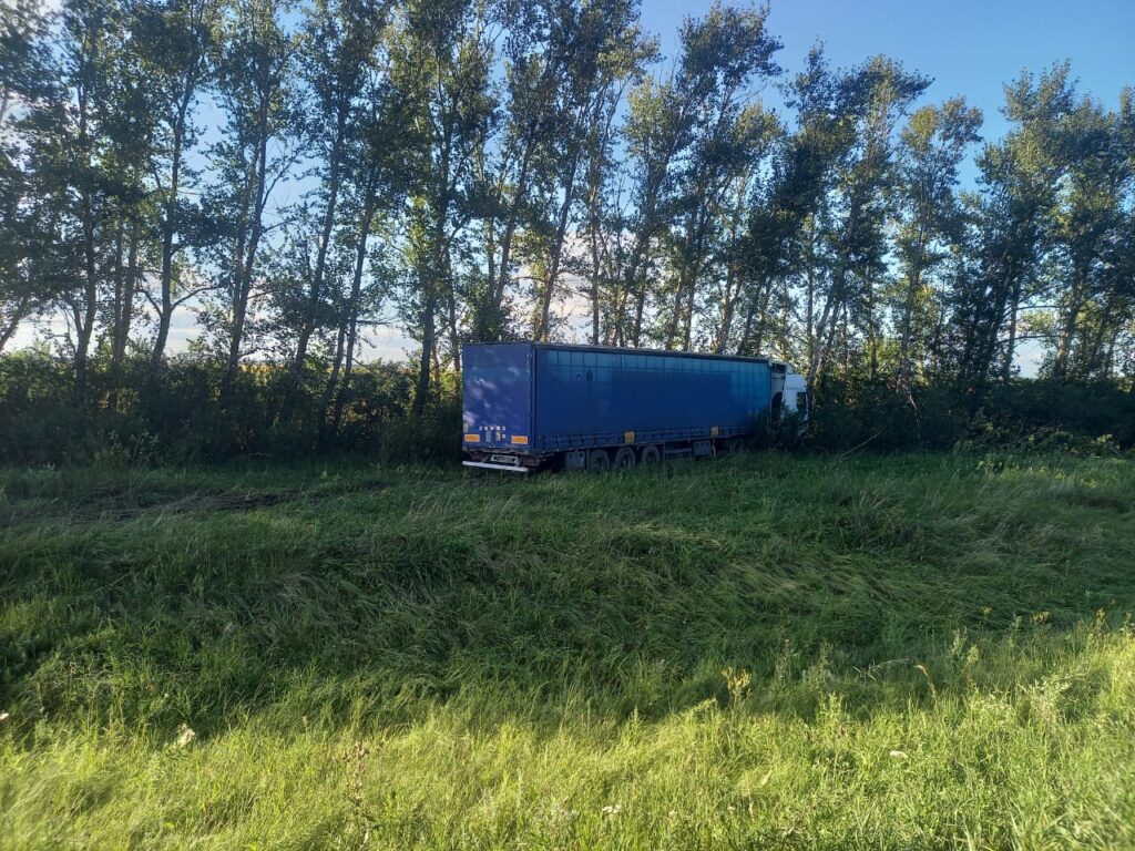 В СКО водитель фуры потерял сознание за рулем: его спасли полицейские