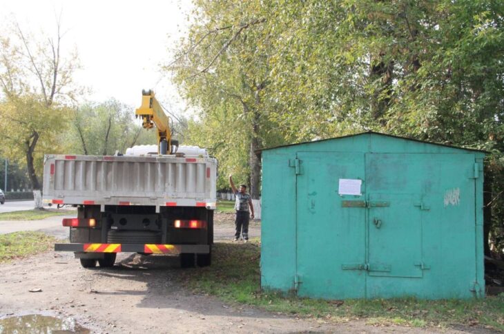 Незаконный гараж увезли на штрафстоянку Петропавловска