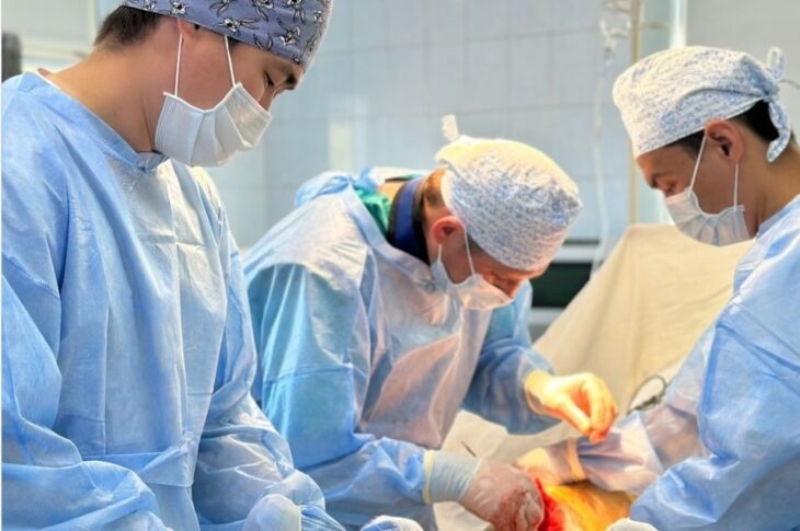 Мужчину с тяжелыми травмами спасли в СКО