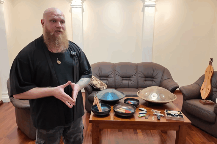 Петропавловец собрал коллекцию музыкальных инструментов