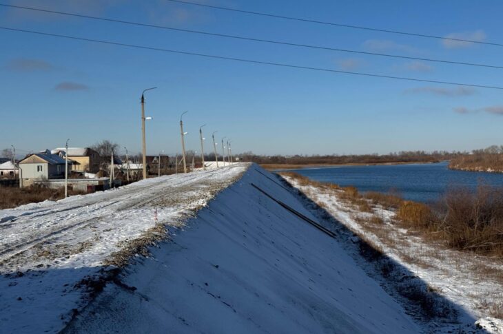 В Петропавловске укрепляют дамбу плитами
