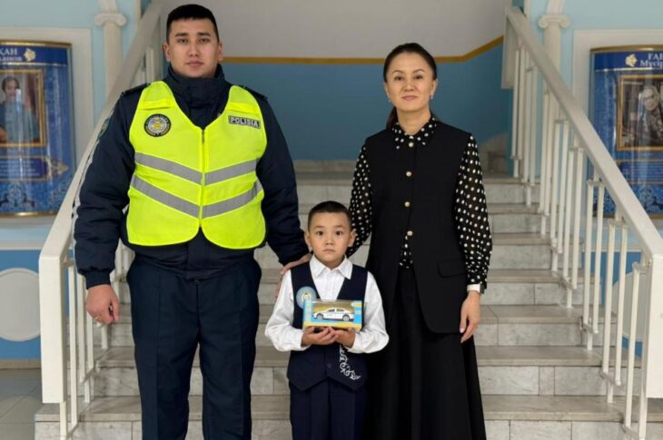 Юного петропавловца поощрили полицейские