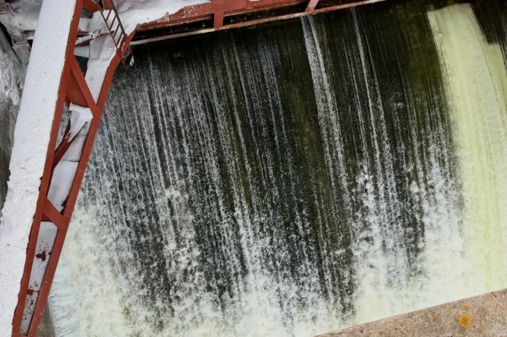 Перелив на Сергеевском водохранилище превысил один метр