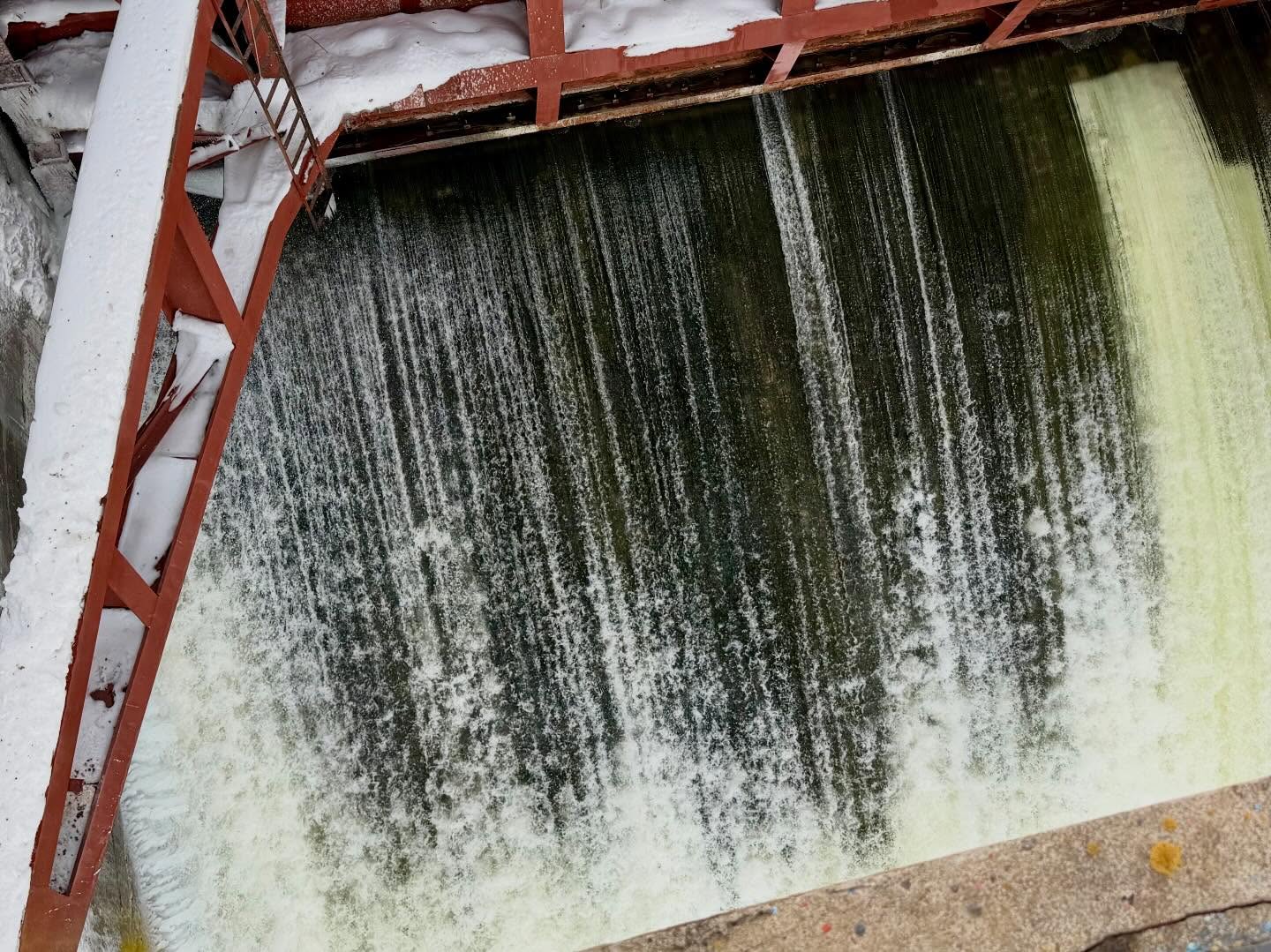 Перелив на Сергеевском водохранилище превысил один метр