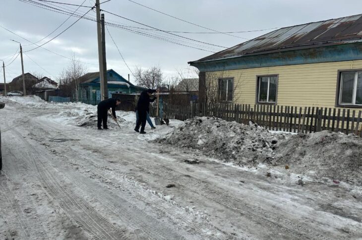 Полицейские помогают одиноким пенсионерам в Петропавловске