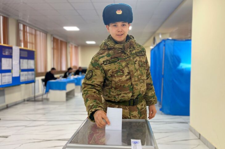 Курсанты Петропавловска участвуют в голосовании, сообщает Законопослушный гражданин. 