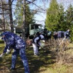 Полицейские убрали мусор в парке Победы Петропавловска