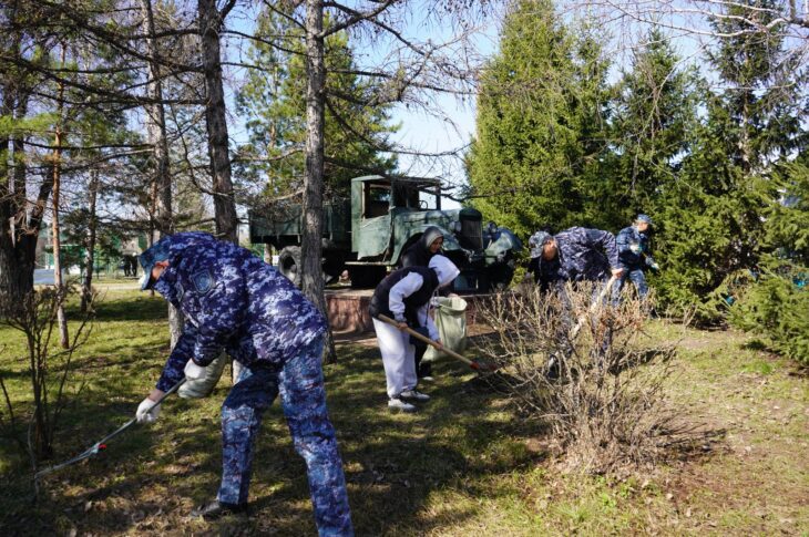Полицейские убрали мусор в парке Победы Петропавловска