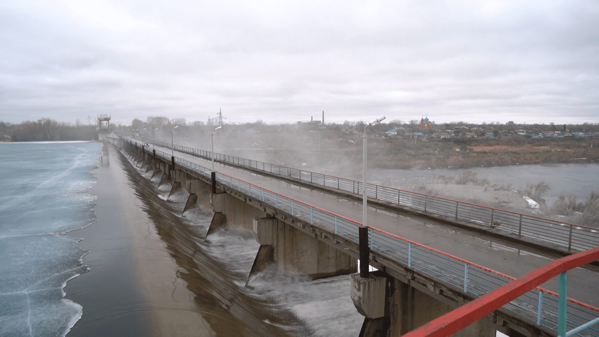 Сергеевское водохранилище: вода идет выше гребня на 8 см