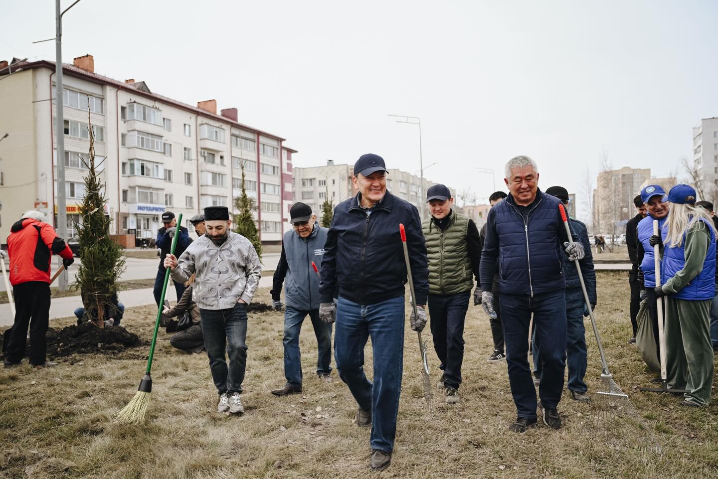Акимы СКО и Петропавловска вышли на субботник