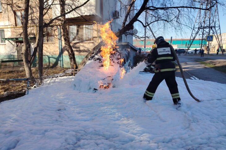 Горящую машину потушили за 15 минут в Петропавловске