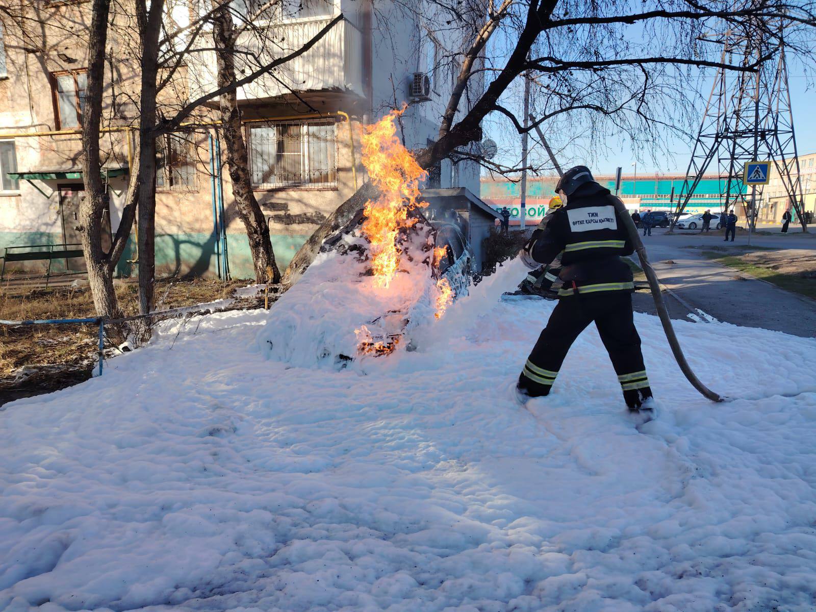 Горящую машину потушили за 15 минут в Петропавловске