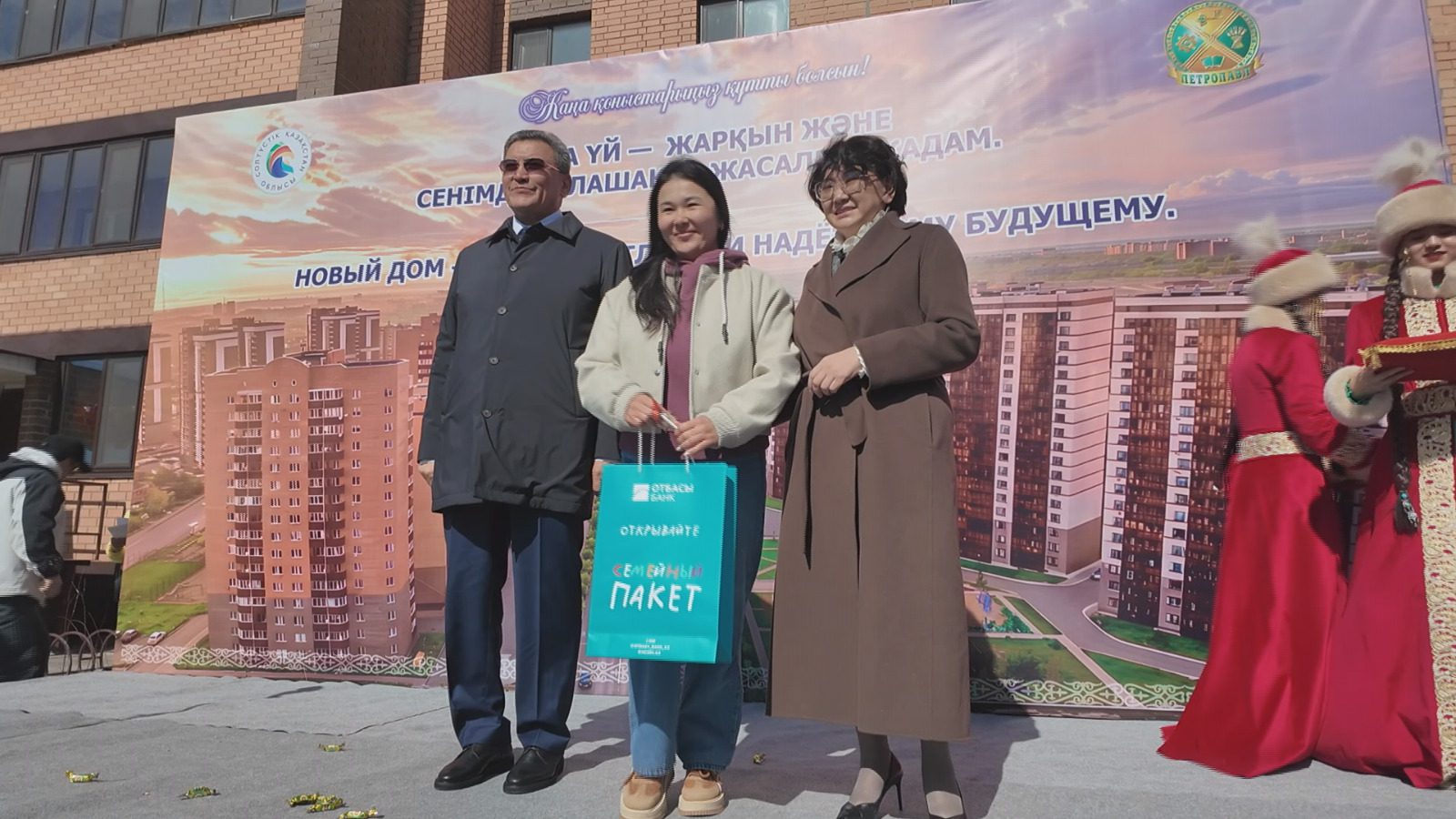 Ключи от новых квартир получили 32 семьи-очередника