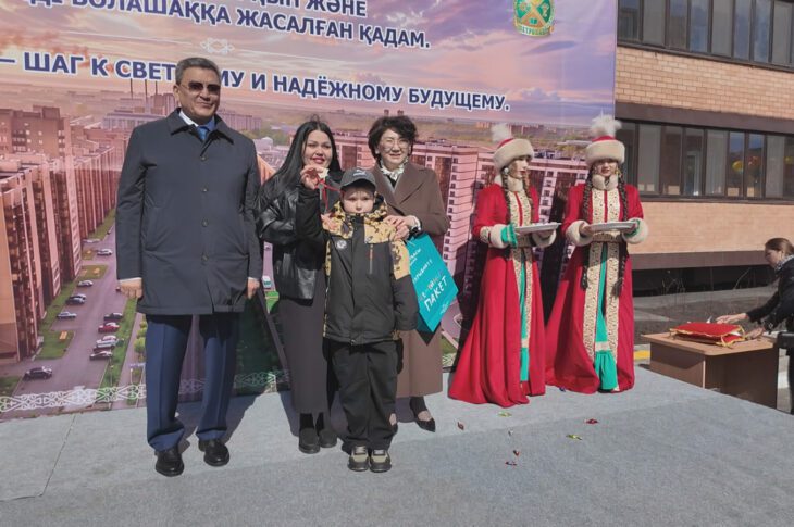 Ключи от новых квартир получили 32 семьи-очередника