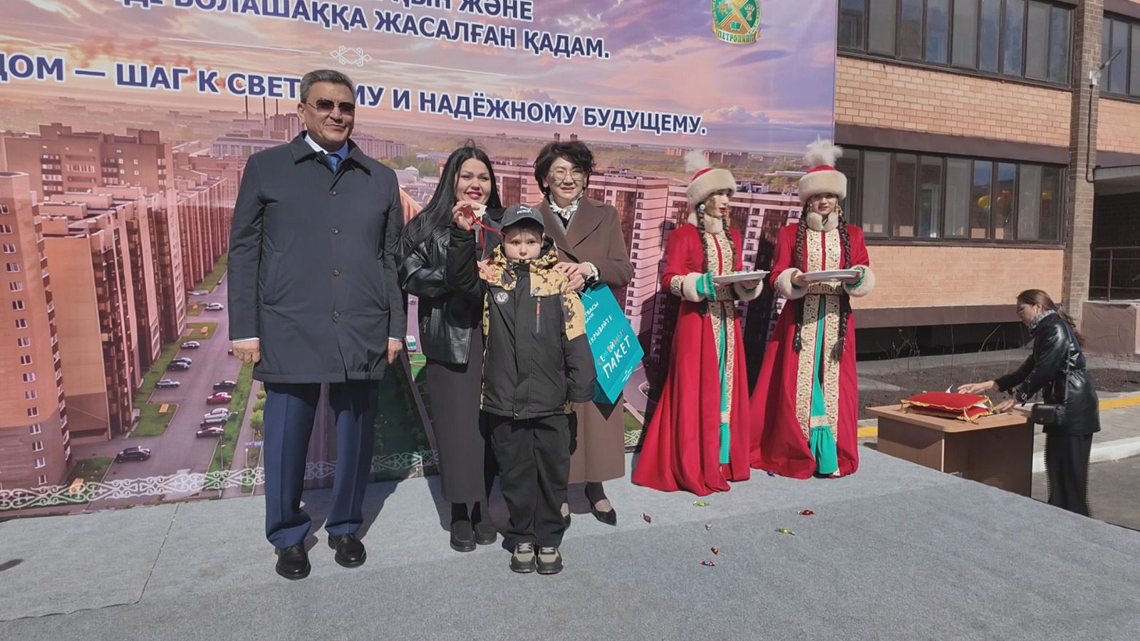 Ключи от новых квартир получили 32 семьи-очередника