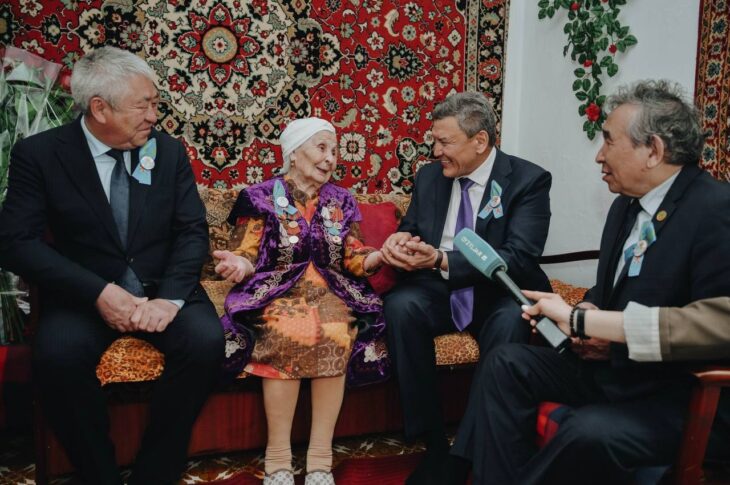 Труженицу тыла посетил аким СКО