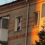 В Петропавловске двое детей едва не упали с пятого этажа