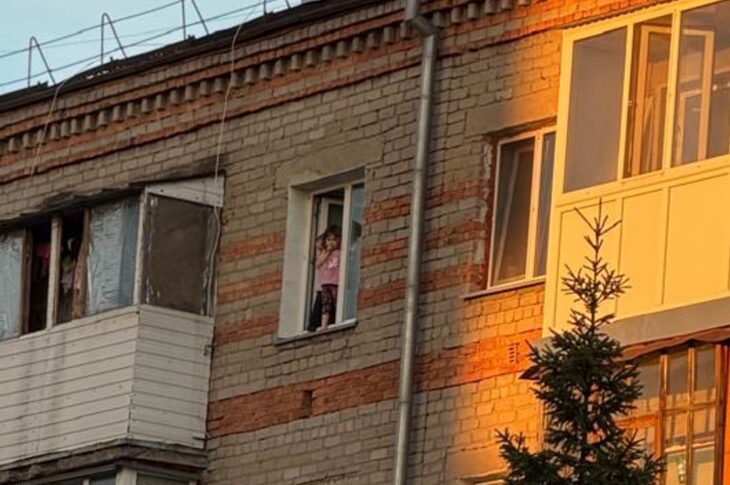 В Петропавловске двое детей едва не упали с пятого этажа