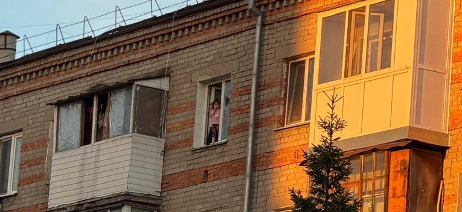 В Петропавловске двое детей едва не упали с пятого этажа