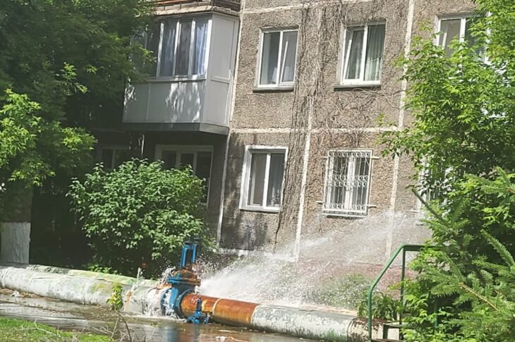Стихийный фонтан образовался в Петропавловске